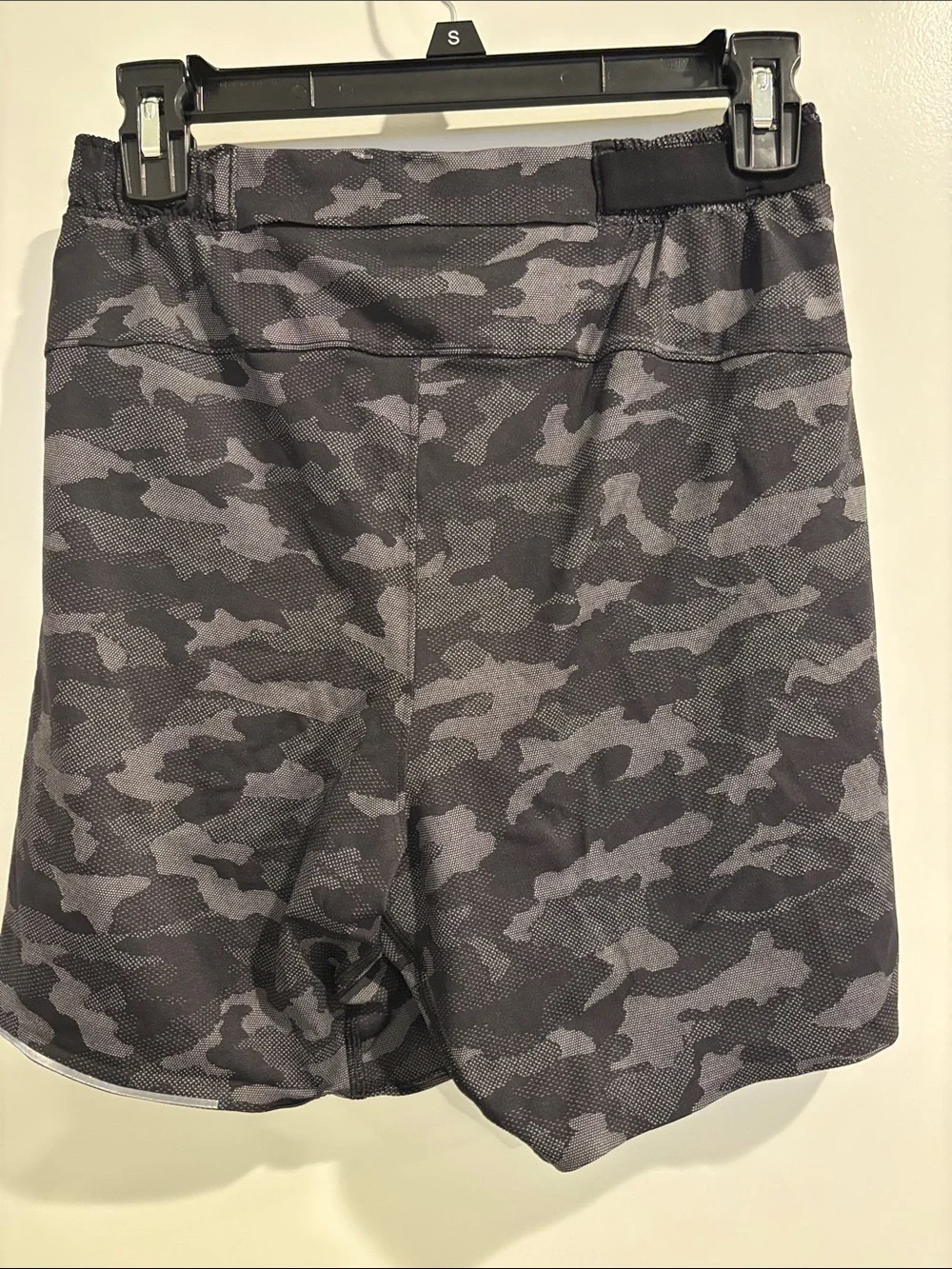 Lululemon Men’s Camo Looking Shorts Small - Picture 3 of 6